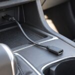 車のセンターコンソールに接続されたUSB-C延長ケーブル