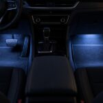 青白いライトで照らされた車内の運転席と助手席の足元