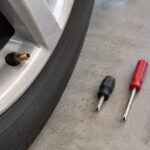車のタイヤバルブと長さの異なる3本のバルブコアドライバー