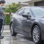 純水器につないだホースで車を洗っている様子