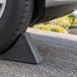 傾斜した舗装面で車のタイヤを支える輪止め