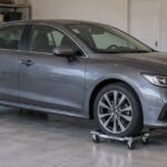 ガレージ内で乗用車の各タイヤをホイールドーリーに載せた様子