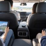 車内でタブレットとゲーム機をWi-Fi接続している家族のイメージ