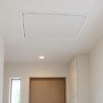 住宅の白い天井に設けられた四角い点検口