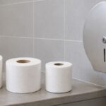 大きさと芯径が異なる複数のロール紙と鍵付き壁掛けディスペンサー