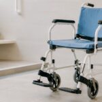 明るい浴室にコンパクトなシャワーキャリーを置いたイメージ