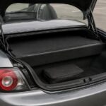電動ルーフの格納部を避けて小型収納バッグを置いたオープンカーのトランク