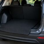 SUVの開いた荷室に無地のラゲッジマットを合わせている様子