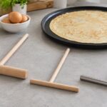 クレープを焼く鉄板の前に木製とステンレス製のトンボを並べた様子