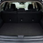 開いたSUVの荷室に黒いラゲッジマットを敷いた様子