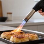 調理用ガスバーナーで料理の表面を炙っている様子