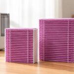 加湿器のそばに大きさの異なる2種類の交換用フィルターを並べたイメージ
