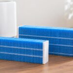 加湿器のそばにサイズの異なる青い気化フィルターを並べたイメージ