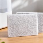 加湿器のそばに交換用フィルターを並べたイメージ