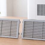 木製の台に2枚のグレーの吸気グリルを並べたイメージ