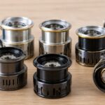 複数の釣り用替えスプールとリールを並べたイメージ