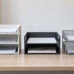 複数の書類トレーに用紙やファイルを分けて収納した机上の様子