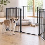 室内の犬用サークルと開いた扉の前に立つ犬