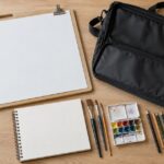 画板ケースの横に画板と絵筆などの画材を並べた様子