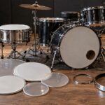 交換用ドラムヘッドを口径別に並べたドラムセットの写真