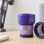 コードレス掃除機のそばに交換用フィルターを置いたイメージ
