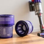 コードレス掃除機のそばに交換用フィルターを並べたイメージ
