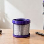 コードレス掃除機用の交換フィルターと清掃ブラシを並べたイメージ