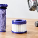 木製テーブルに掃除機用のプレフィルターとポストフィルターを並べたイメージ