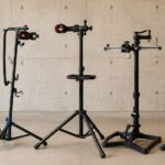自転車整備用のメンテナンススタンドが作業場に並んでいる様子