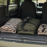軽バンの荷室で収納ネットが軽い荷物を固定している様子