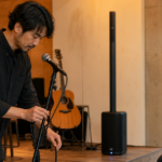 小規模会場でマイクとポータブル音響機器を準備する様子