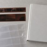 35mmと120のネガフィルムを透明な保管シートと並べた様子