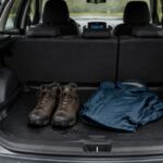 濡れた登山靴とレインジャケットを防水トレイに載せた車の荷室