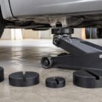 車体下のフロアジャッキと大きさや溝が異なる複数のゴムパッド