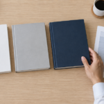 無地の技術書3冊と故障分析表を机上で比較している様子
