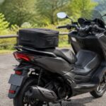 大型スクーターの後部座席に黒いシートバッグを載せた様子