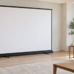 リビングに床置き型の自立式プロジェクタースクリーンを設置した様子