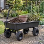 土や植木鉢、剪定枝を載せた四輪ガーデンカート