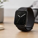 木製デスクの上に置かれたスクエア型スマートウォッチ
