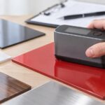 光沢の異なる素材に光沢計を当てて測定している様子