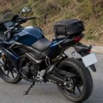 小型スポーツバイクの後部座席にシートバッグを固定した様子