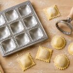 ラビオリ用のトレー型とスタンプ型を手作りラビオリと並べた様子