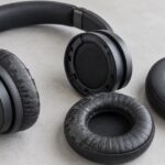劣化したイヤーパッドと交換用パッドを並べたヘッドホン