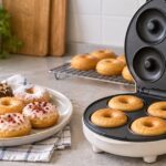 家庭のキッチンで電気式ドーナツメーカーと焼きドーナツを並べた様子