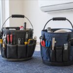 空調工事現場で工具を収納した2つの工具バケツ