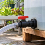 水耕栽培タンクの排水バルブに透明ホースを接続した様子