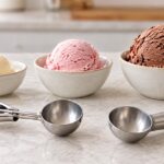 大きさの異なるアイスと2種類のディッシャーを並べた様子
