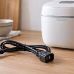 炊飯器のそばに電源コードを置いたキッチンのイメージ