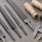 鉄工ヤスリと複数の交換用ハンドルを作業台に並べた様子