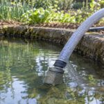 散水ポンプの吸水ホースと水中のストレーナー